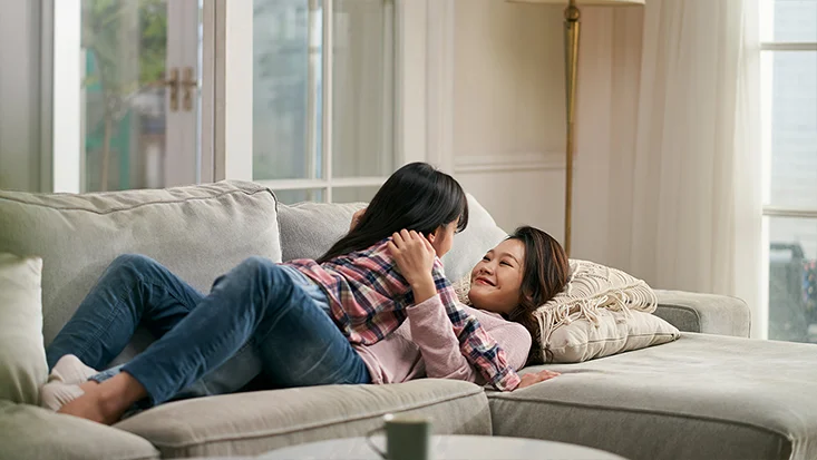 AIWA Dehumidifier MIZUAIR 12-Mother and daughter enjoying clean air